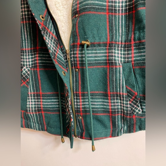 Maurices Vest Womens Size large Plaid Green Red Blue Warm Fuzzy Wool Faux Fur. - Picture 6 of 10